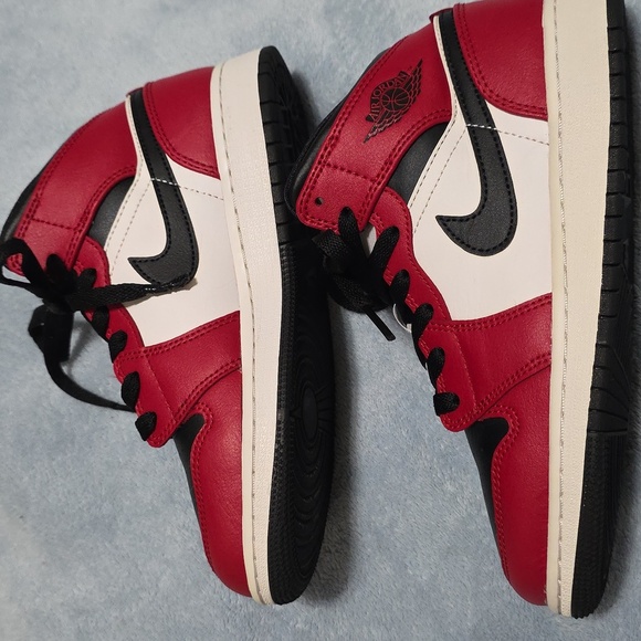 Air Jordan 2020 1 Mid GS 'Chicago Black Toe Size 4Y - Picture 6 of 12